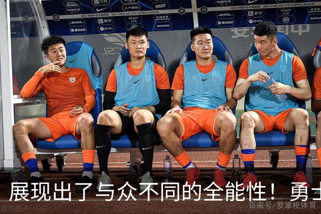 展现出了与众不同的全能性！勇士锋线新秀的表现得到了库里的认可